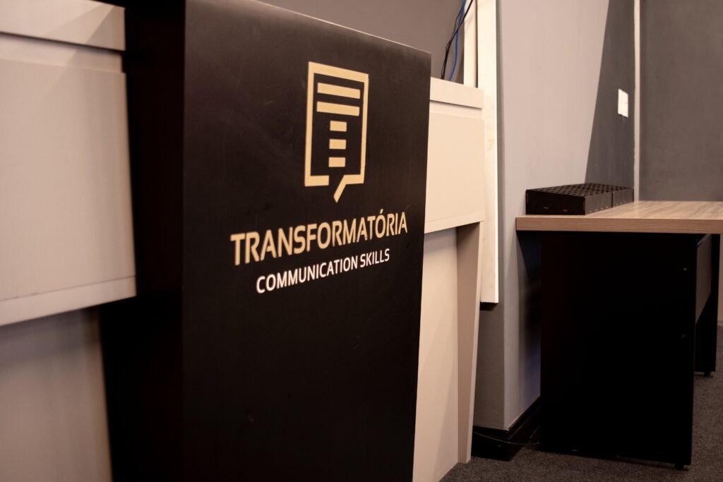 Locação de Auditório em Curitiba 18Transformatoria Balcão de recepção com a marca Transformatória