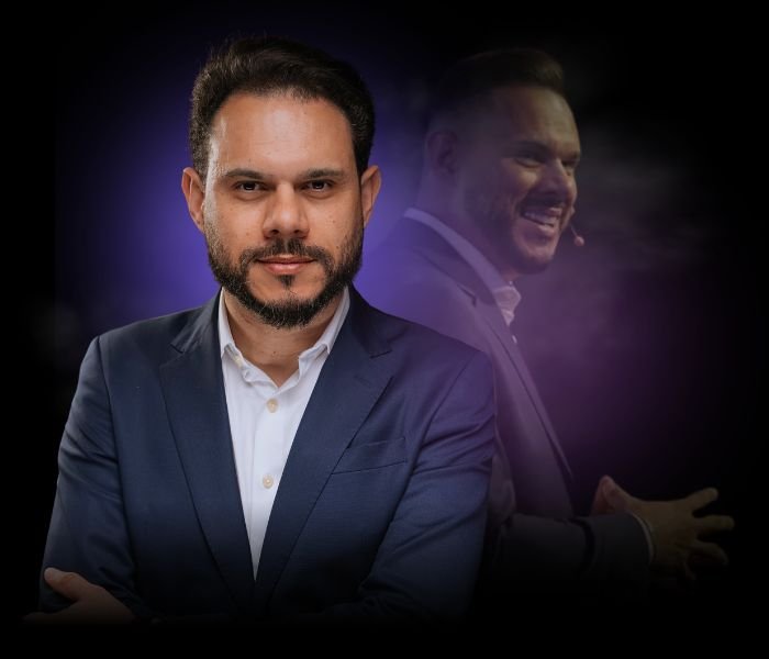 Heverson Barbosa, fundador da Transformatória, em palco e retrato