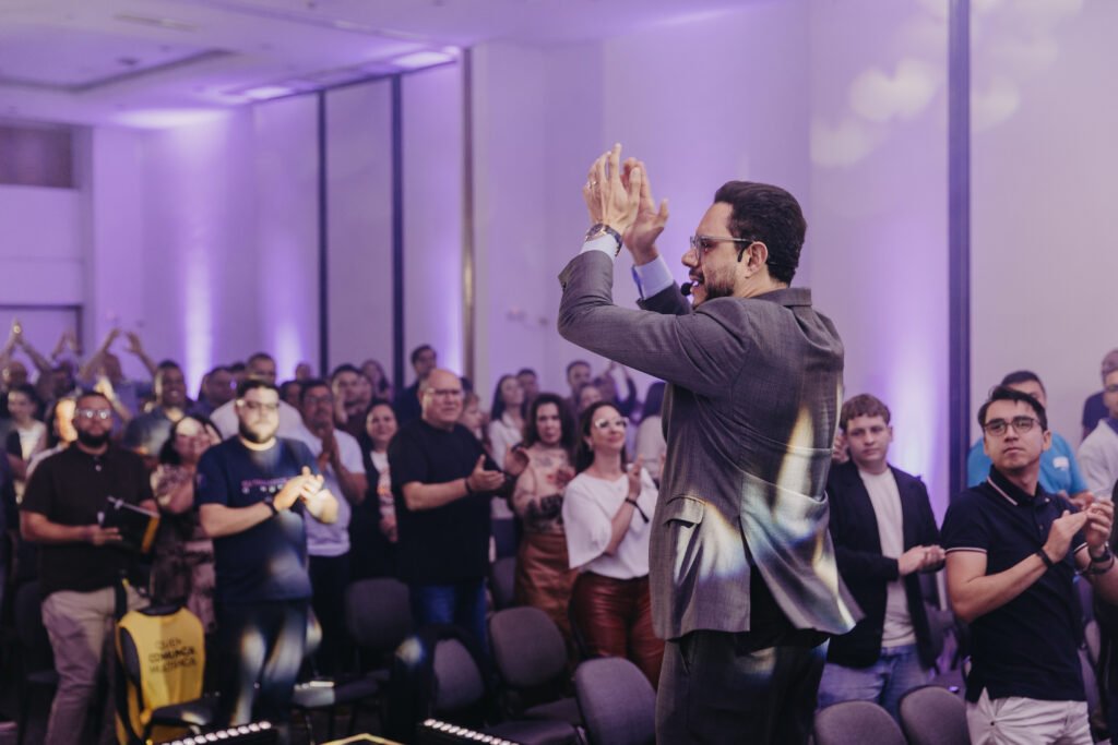 Heverson Barbosa palestrando em evento
