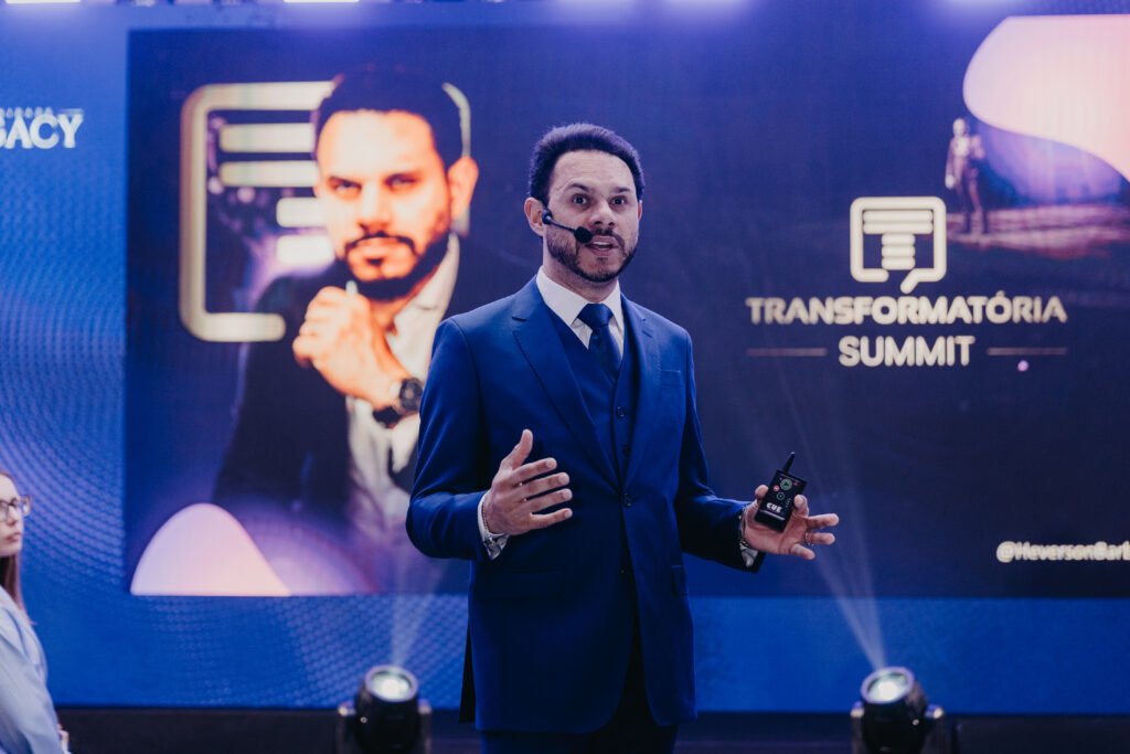 Quem Comunica, Multiplica 3Transformatoria Heverson Barbosa palestrando no Transformatória Summit