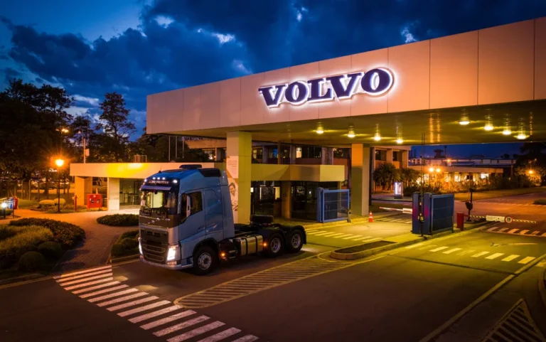 Treinamentos In Company 48Transformatoria Caminhão Volvo em frente à fábrica da Volvo